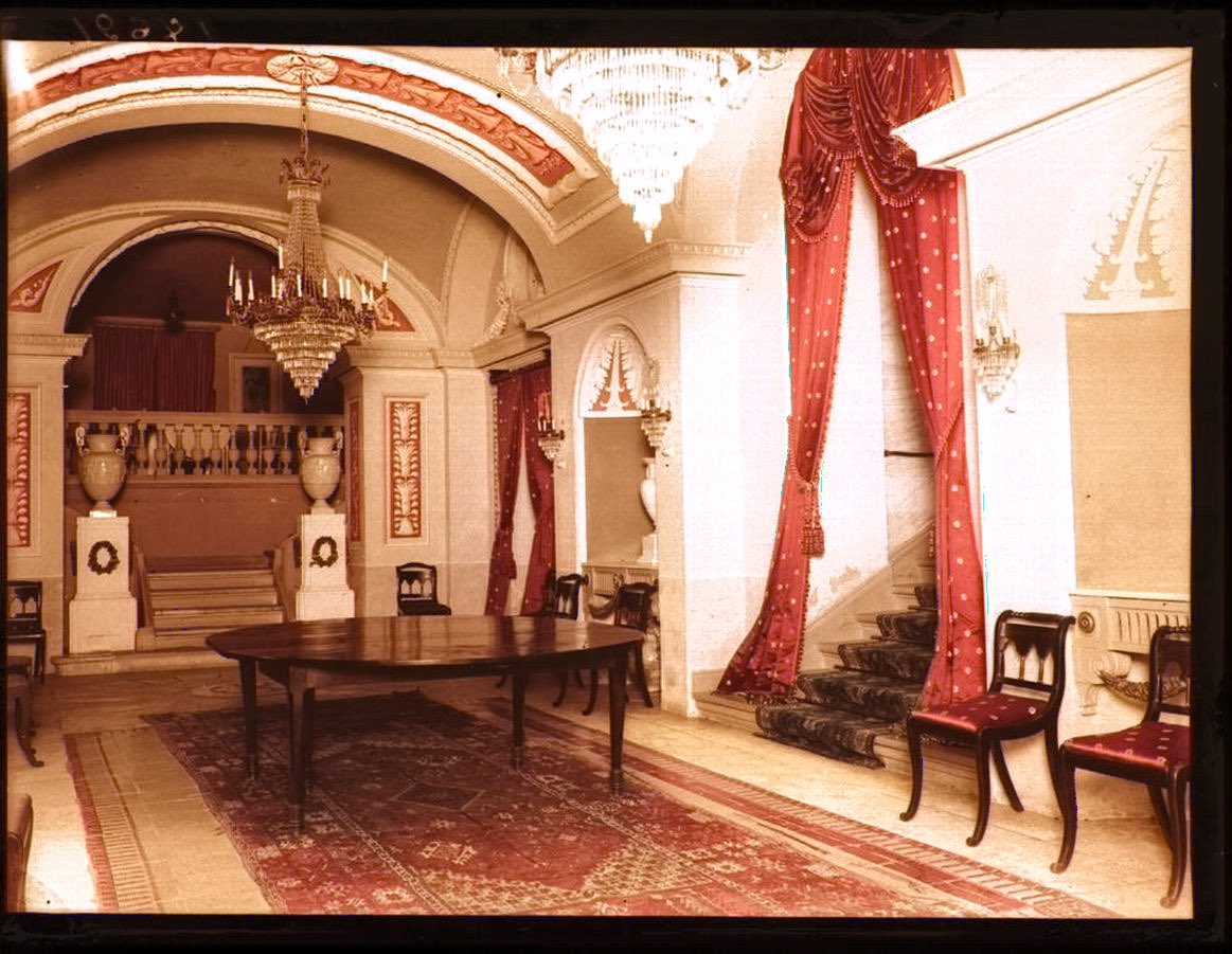 📷Vista interior del Palacio de la Alameda de Osuna

🗓️Fecha: Entre 1910 y 1950*

🤳Autor: Archivo Ruiz Vernacci

🎨Coloreada

#MemoriaDeBarajas 

*Si bien se podría afinar a 1910-1936 cuando fue incautado por el gobierno para instalar el Estado Mayor del Ejército del Centro.