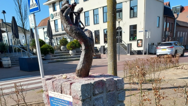 Besmeurd joods monument wordt in fases gereinigd -  hetkompasonline.nl/l/209452