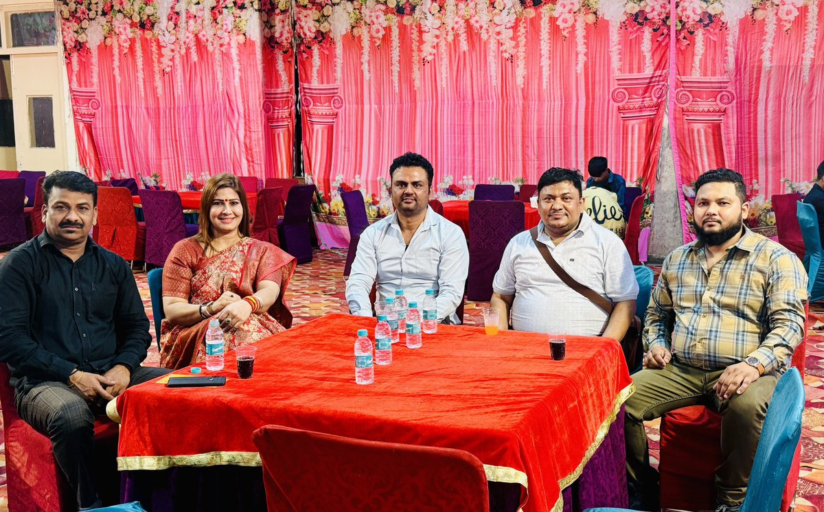 RubyPhogatYadav's tweet photo. #दक्षिणदिल्ली #लोकसभा के गॉंव किशनगढ़ एवं महरौली में क्षेत्रवासियों द्वारा आयोजित सामाजिक व पारिवारिक कार्यक्रमों में सम्मिलित होकर शुभकामनाएँ प्रेषित की।
#RubyPhogatYadav
#रूबी_फोगाट_यादव
#ExCandidate #SouthDelhiLokSabha
#पूर्व_प्रत्याशी #दक्षिणदिल्ली #लोकसभा #RubyYadav https://t.co/3Y6pxLXU0G