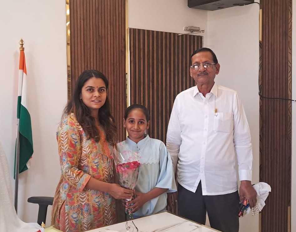 collectorshajap's tweet image. शाजापुर जिले के कालापीपल की प्रिशा पिता श्री नरेन्द्र सांकला के जवाहर नवोदय विद्यालय शाजापुर की प्रवेश परीक्षा में प्रथम आने पर कलेक्टर सुश्री ऋजु बाफना ने शुभकामनाएं दी। 

#JNV  #achivement #school #MadhyaPradesh #collectorshajapur #shajapur  #शाजापुर