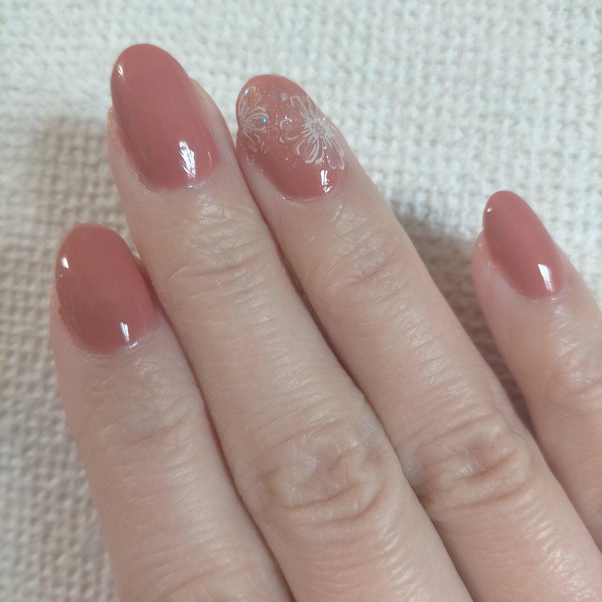 hachi_nail's tweet photo. ＃コスメデコルテ たしかBE341
肌色に合うのかなぜかこれを塗ると「いい色！」「ジェルネイル？」と声を掛けていただけることがある

春っぽくしたくて、ワンポイントでフラワーネイルシールとオーロラホロのトッピング

優しく明るい色味が今の気分で、翌週も同じネイルのワンカラーに塗り直しました https://t.co/zNsEtUhOOR
