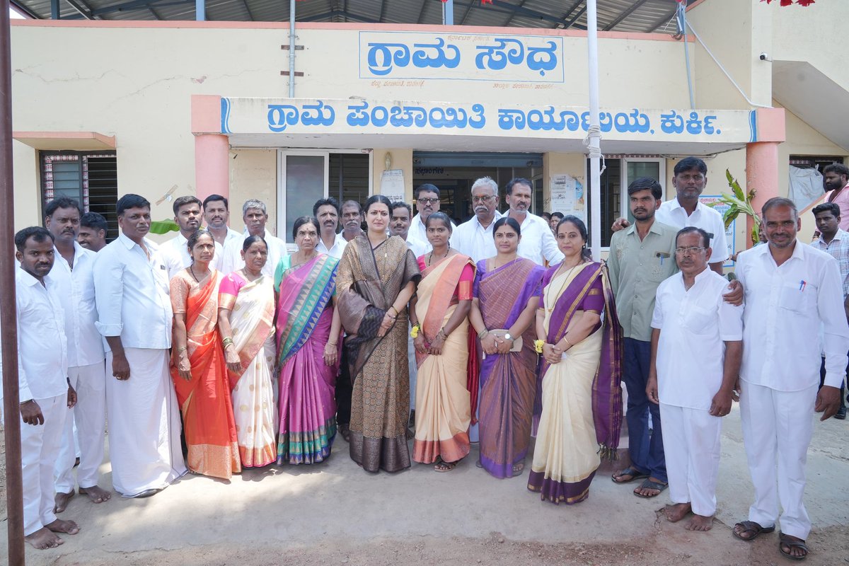 DrPrabhaSSM's tweet photo. ಚಿಣ್ಣರೊಂದಿಗೆ ಕೆಲಸಮಯ...
ಕುರ್ಕಿ ಗ್ರಾಮಪಂಚಾಯತ್ ಕಚೇರಿಗೆ ಭೇಟಿ ನೀಡಿ ವೀಕ್ಷಿಸಲಾಯಿತು.ಇದೇ ವೇಳೆ ಚಿಣ್ಣರೊಂದಿಗೆ ಕೆಲಸಮಯ ಕಳೆದು ಮಕ್ಕಳ ಮುದ್ದು ಮಾತುಗಳನ್ನು ಆಲಿಸಲಾಯಿತು.ಮಕ್ಕಳ ಉತ್ಸಾಹ ಹಾಗೂ ಅವರಲ್ಲಿ ಅಡಗಿರುವ ಕುತೂಹಲಕಾರಿ ಪ್ರಶ್ನೆಗಳಿಗೆ ಉತ್ತರಿಸಲಾಯಿತು.
#WorkWithChildren #InspiringYoungMinds
#VillagePanchayatVisit https://t.co/89odXpoHJZ