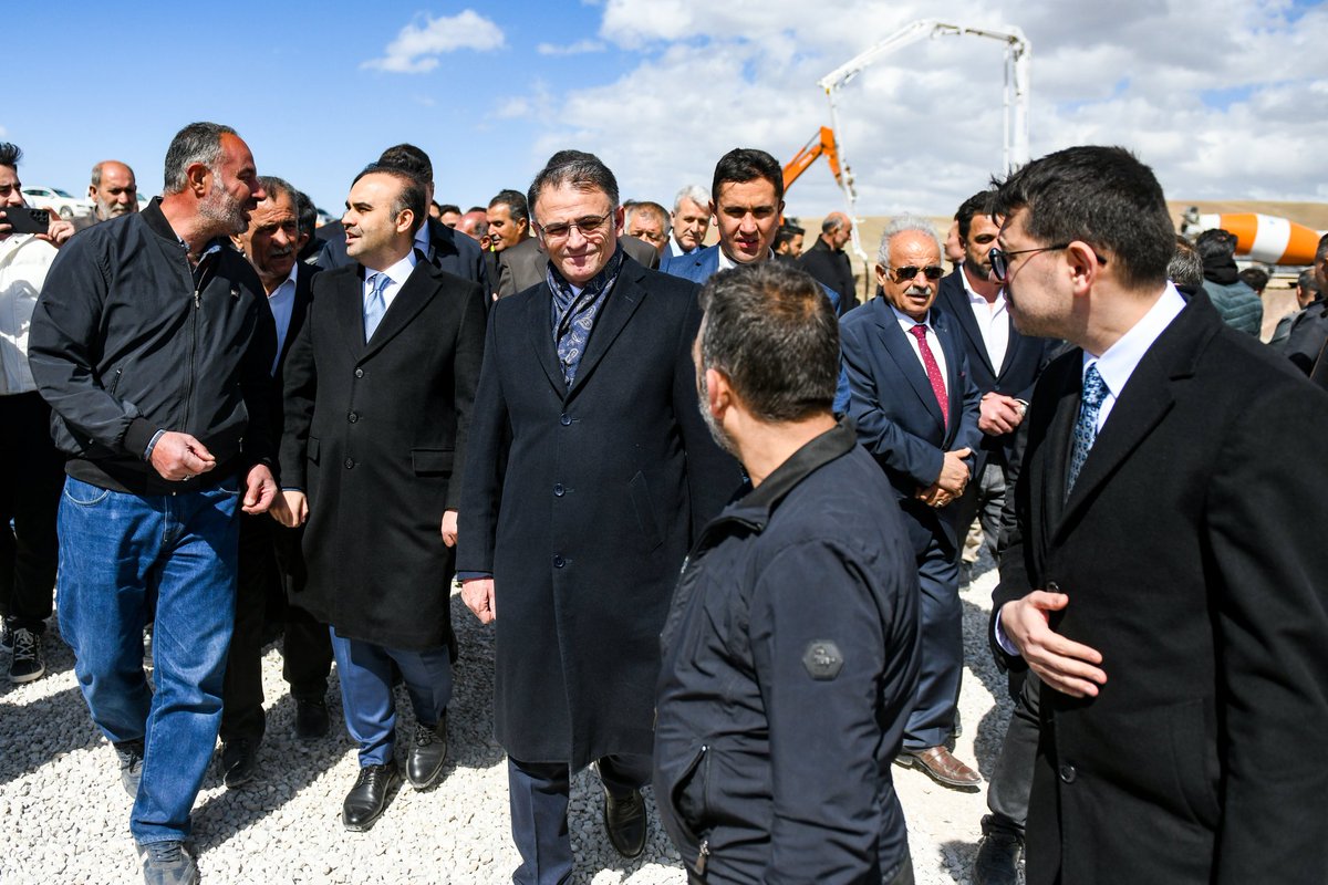 Sanayi ve Teknoloji Bakanımız Sn. Mehmet Fatih Kacır ile Valimiz Sn. Ozan Balcı, yeni yapılacak olan Tuşba Küçük Sanayi Sitesinin temel atma törenine katıldı.

Temel atma töreninde konuşan Valimiz, “Van’ımız da eğitimden sağlığa, sosyal politikalardan, ulaşıma, iletişime ve