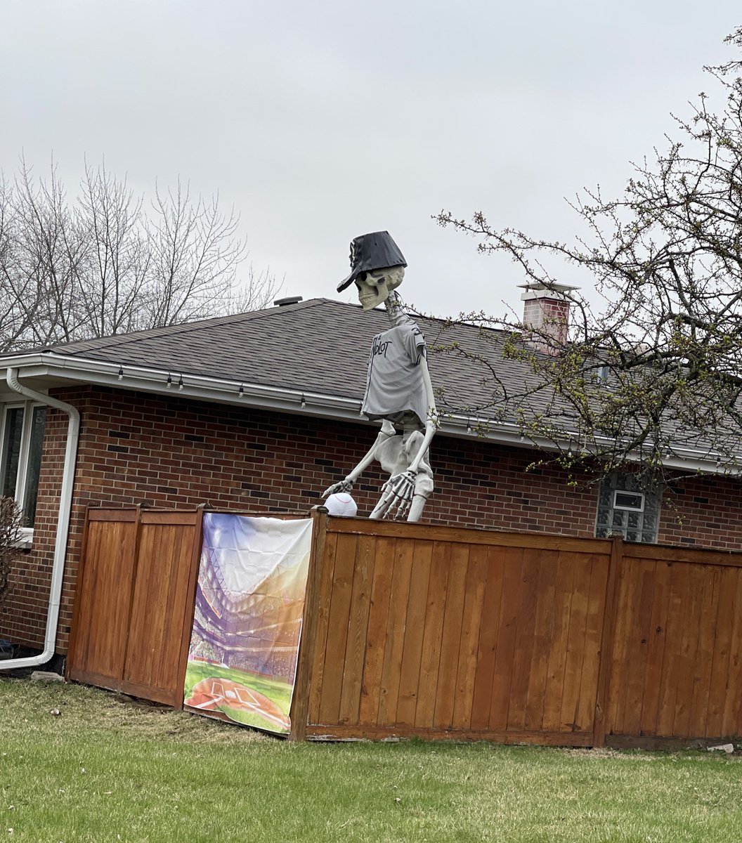 Dice_Says's tweet photo. Are you even a @whitesox fan if you don’t have a 10ft sox skeleton in your lawn in April??
#DeadInside #BestNeighbors https://t.co/86CfPJDjMs