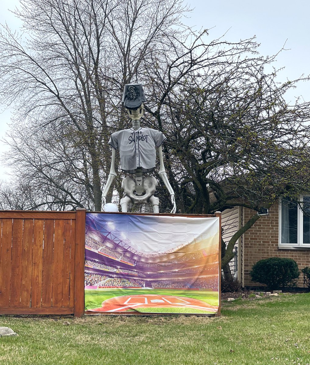 Dice_Says's tweet photo. Are you even a @whitesox fan if you don’t have a 10ft sox skeleton in your lawn in April??
#DeadInside #BestNeighbors https://t.co/86CfPJDjMs