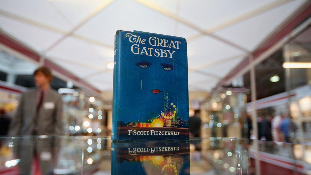 Will__Stern's tweet photo. 100 years ago, The Great Gatsby was published.

When F. Scott Fitzgerald died, he believed it was a failure.

He made only $2,000 in royalties from the book, including just $13.13 in his final royalty check.

Today it sells more than 500,000 copies each year. https://t.co/QSONW4zxK8