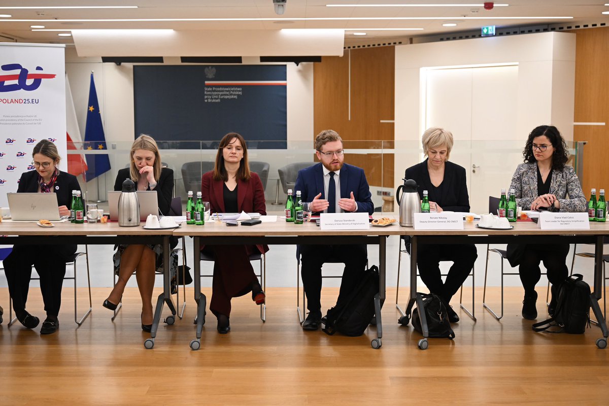 PLintheEU's tweet image. Today 🇵🇱 hosted a high-level roundtable on #simplification at the 🇪🇺 Permanent Representation of Poland.

Minister @DStanderski and DG CNECT’s @RenateNikolay opened the meeting.

💬 Aim: discuss streamlining regulation and reporting obligations to boost EU’s #competitiveness.