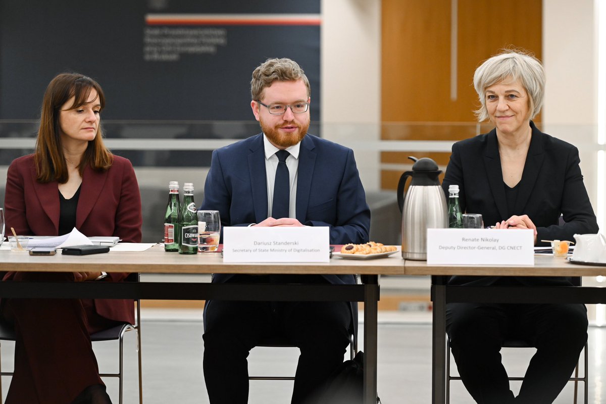 PLintheEU's tweet image. Today 🇵🇱 hosted a high-level roundtable on #simplification at the 🇪🇺 Permanent Representation of Poland.

Minister @DStanderski and DG CNECT’s @RenateNikolay opened the meeting.

💬 Aim: discuss streamlining regulation and reporting obligations to boost EU’s #competitiveness.