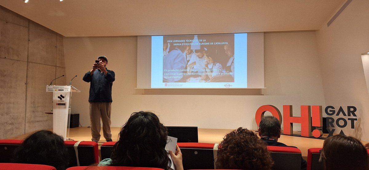 Ponència de <a href="/CarlesMera/">Carles Mera</a> a les XXIX Jornades Tècniques de les Oficines de #Turisme de #Catalunya a #Olot.

#AmetlladeMar #SomMotivats #PassiopelTurisme