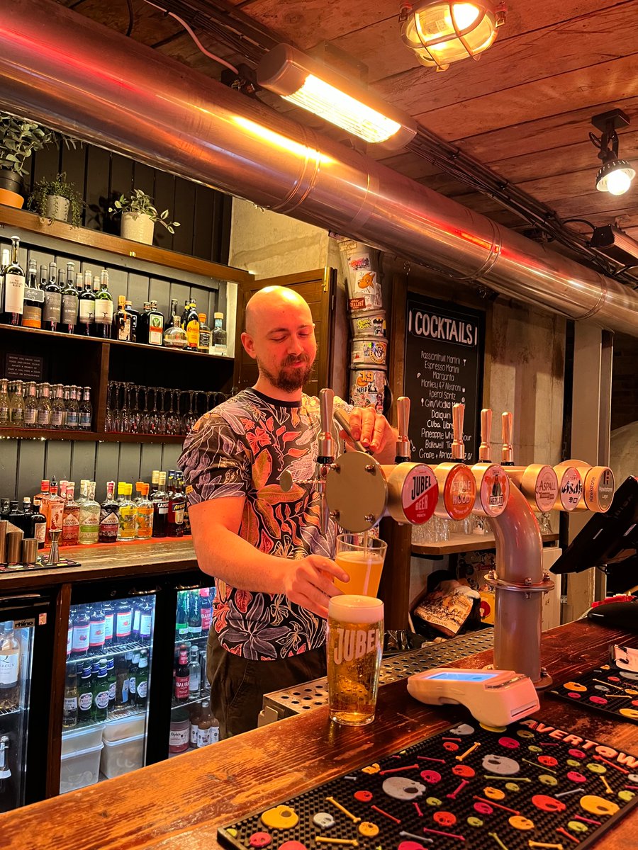 Women’s six nations returns this weekend! 🏉

James will pull you the perfect pint, so you can kick back relax and catch all the action on our big screens 🥳

Saturday:  FRANCE V WALES  12:45PM
  IRELAND V ENGLAND 

See you there!

#womenssixnations #rugby #youngs #boroughmarket