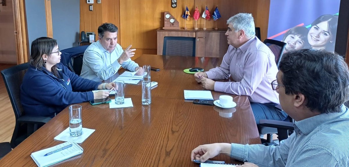 Senapred's tweet photo. Equipo de #SenapredMagallanes participa en reunión de trabajo con Empresa de Electricidad de Magallanes (#Edelmag), con el objetivo de coordinar aspectos de preparación y respuesta ante emergencias en la región, en las cuales podría afectarse la distribución de este servicio básico.