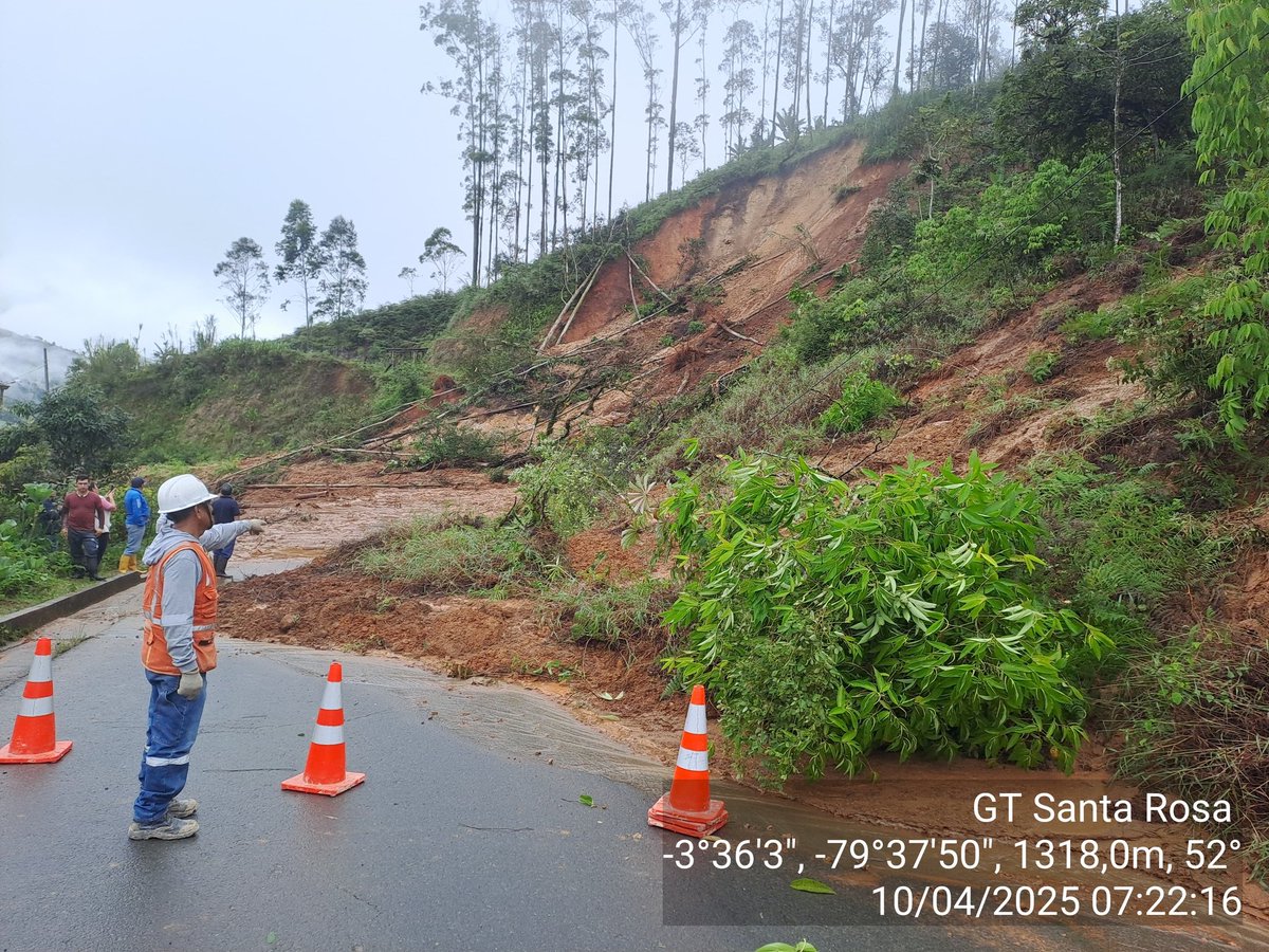 FrenderD's tweet photo. @ObrasPublicasEc Estimados MTOP se tiene un deslave en la vía Pacha-Huertas km 12. Este deslave está afectando la fibra óptica de CNT EP y se requiere su reparación. Su ayuda con el despeje de la vía. https://t.co/Y3K5iMZYst