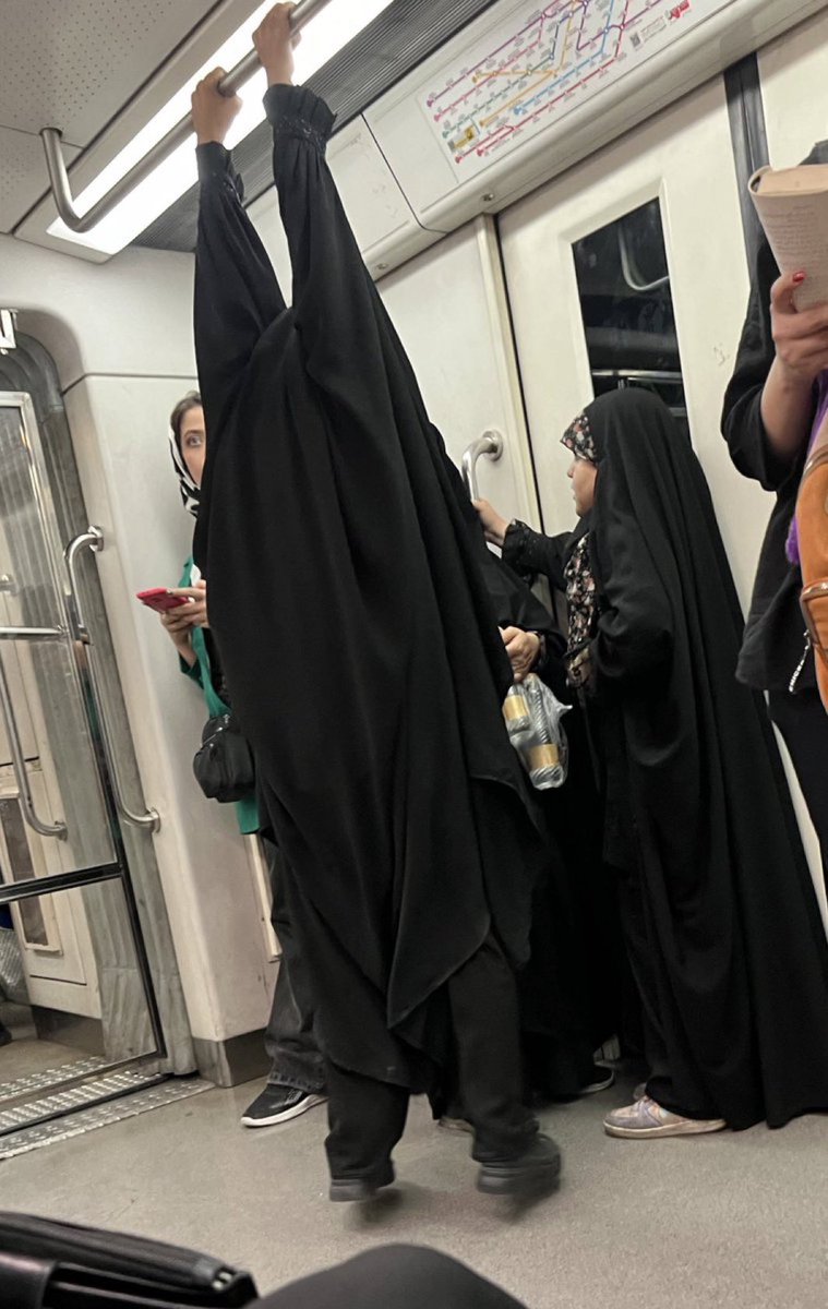 NiohBerg's tweet photo. "They're the same picture" https://t.co/uxdoejiLci