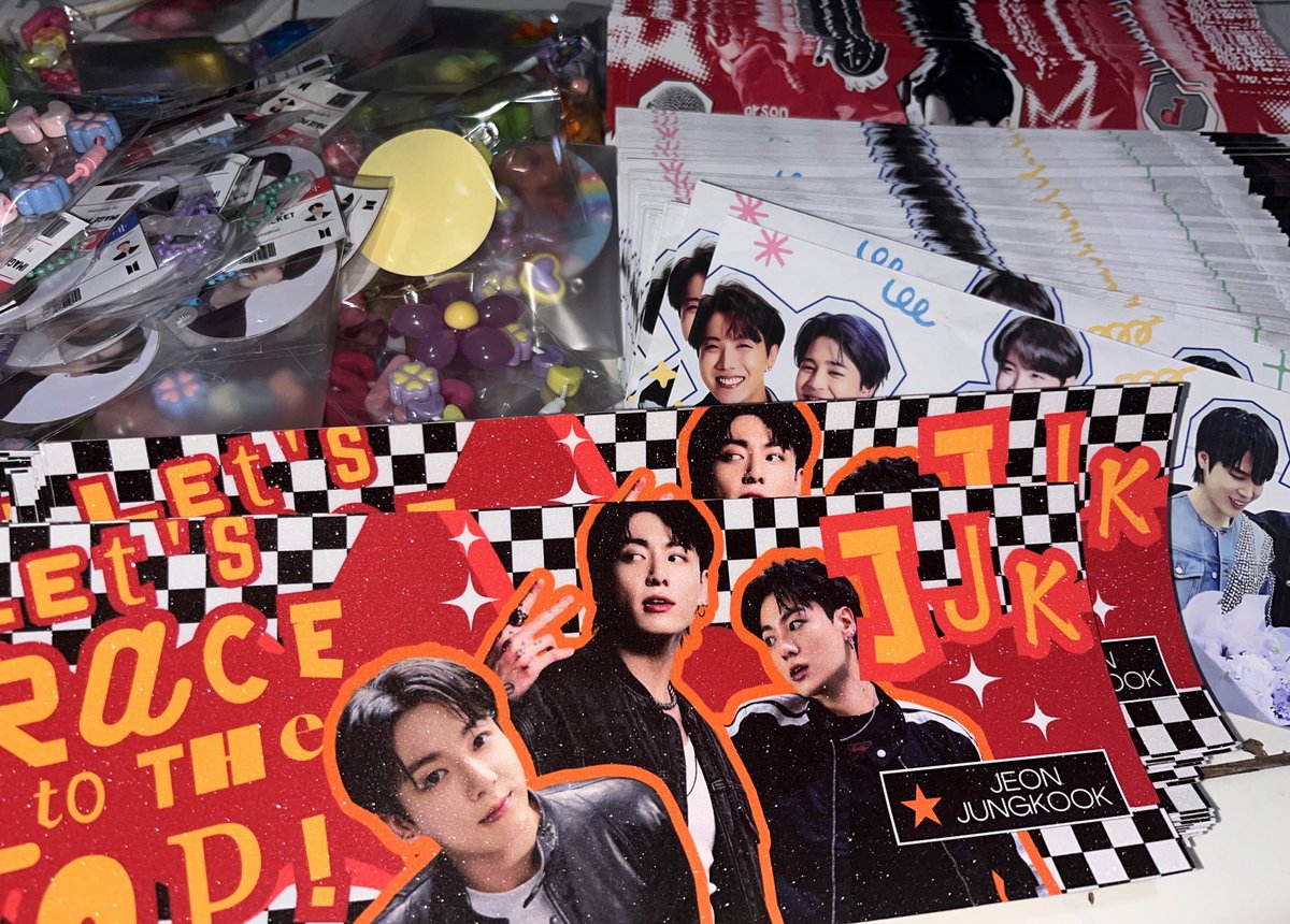 (Not so) Pic of my freebies for D1 and D2! 

Jhope JITB Banners ( Printing palang) - 100 PCs

Jhope HOTS Banners - 150 PCs

Jihope Roomates Banners - 150 PCs

Jungkook F1 Banners - 100 PCs

Beaded keychains - 150 PCs

Mini Image Pickets - 400 PCs