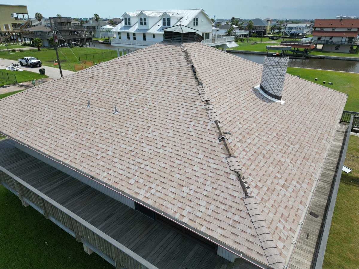 HouserRoofing's tweet photo. Shingles falling off? Houser Roofing can save the day—reach out! #Roofing #RoofRepair #LocalRoofing https://t.co/bAj77j5yWU