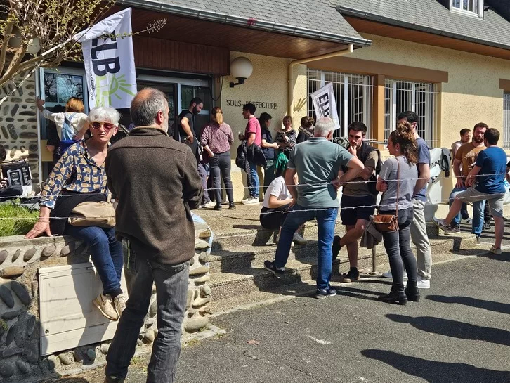 Tuberculose bovine : des éleveurs manifestent devant la sous-préfecture d’#Oloron #Agriculture 
mediabask.eus/fr/info_mbsk/2…