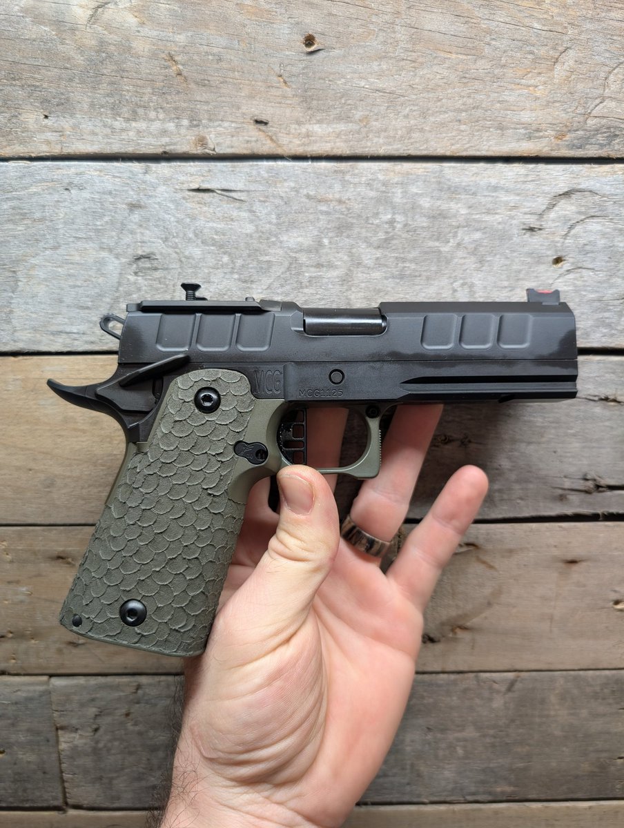 McLearn2011's tweet photo. Business is busy! We've been building a lot of varieties lately. Here are a couple pictures of recent builds. 

Using @ESgrips for the polymer carry guns and Cheely for competition guns. Both grips are the best quality in our opinion for 2011's and we highly recommend using them https://t.co/kI0cmYwlkM