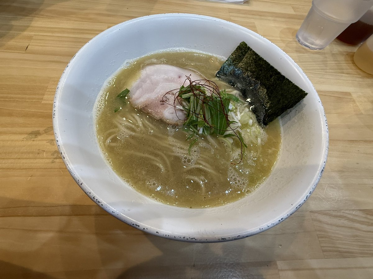 tomikugame's tweet photo. 専門学校の同級生が大分県に開いた「自家製麺めぬま」さんに行ってきました！
���は艶・コシ、小麦の香りが楽しめ、スープも鶏の旨みが凄く出ていて最高でした。ひいき目抜きでほんとに美味すぎる😭 https://t.co/erB30nzGSv