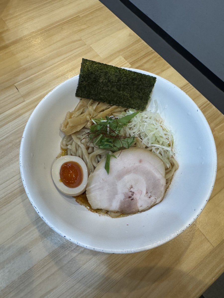 tomikugame's tweet photo. 専門学校の同級生が大分県に開いた「自家製麺めぬま」さんに行ってきました！
���は艶・コシ、小麦の香りが楽しめ、スープも鶏の旨みが凄く出ていて最高でした。ひいき目抜きでほんとに美味すぎる😭 https://t.co/erB30nzGSv