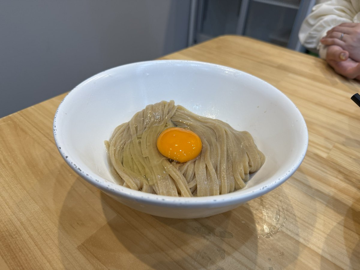 tomikugame's tweet photo. 専門学校の同級生が大分県に開いた「自家製麺めぬま」さんに行ってきました！
���は艶・コシ、小麦の香りが楽しめ、スープも鶏の旨みが凄く出ていて最高でした。ひいき目抜きでほんとに美味すぎる😭 https://t.co/erB30nzGSv