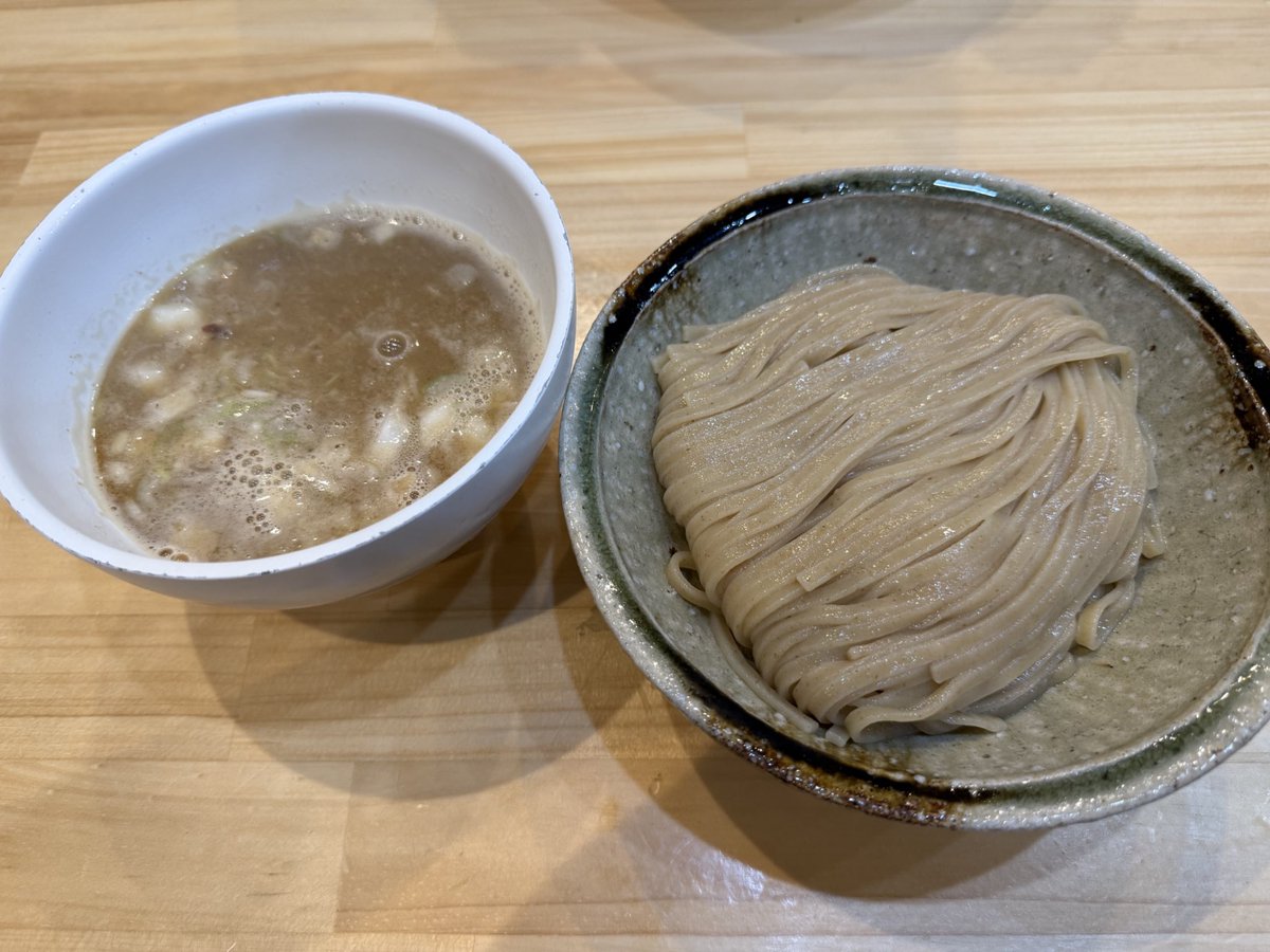 tomikugame's tweet photo. 専門学校の同級生が大分県に開いた「自家製麺めぬま」さんに行ってきました！
���は艶・コシ、小麦の香りが楽しめ、スープも鶏の旨みが凄く出ていて最高でした。ひいき目抜きでほんとに美味すぎる😭 https://t.co/erB30nzGSv