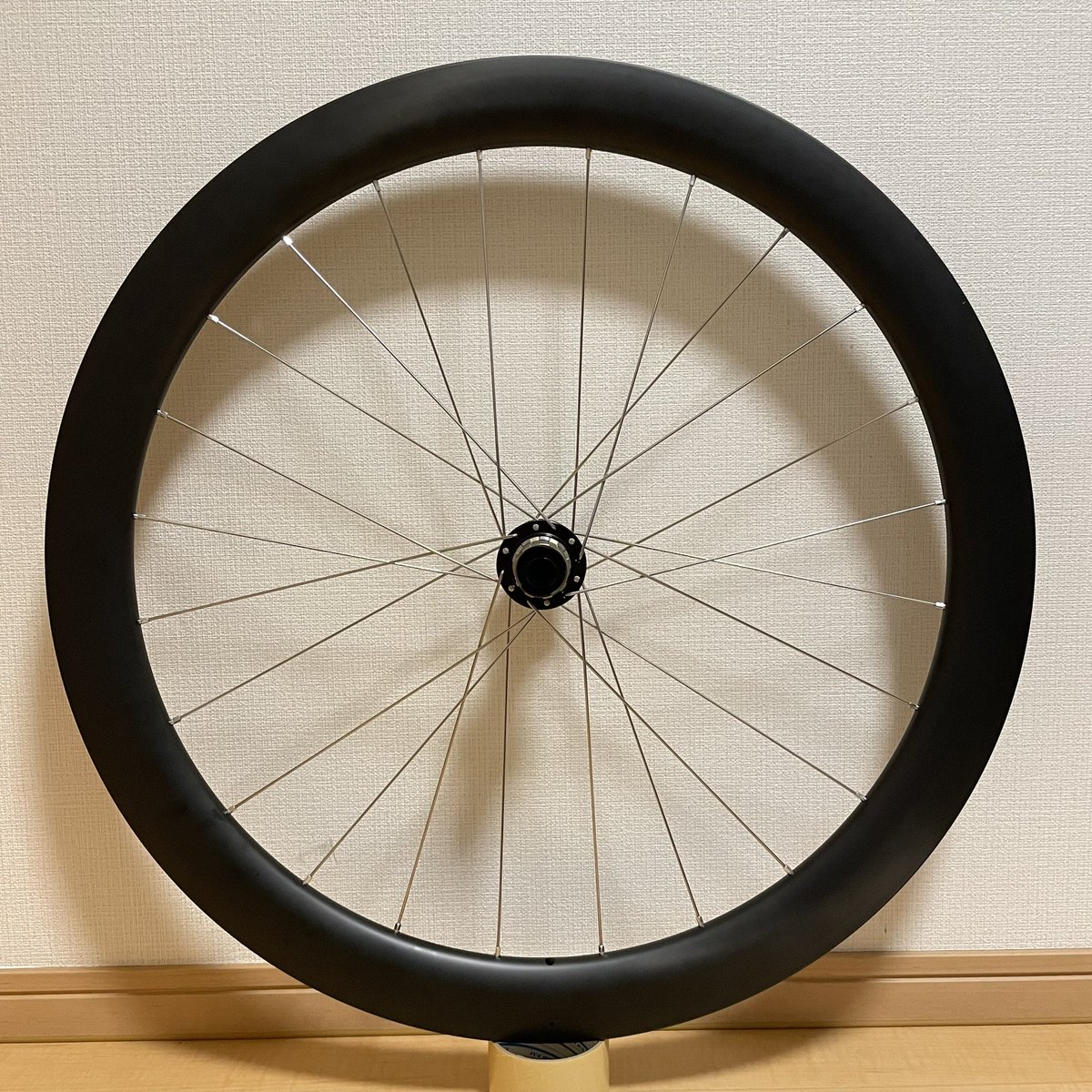 NTR_wheel's tweet photo. 50mmハイトカーボンホイール、中級グレードで。
とご依頼いただいた1ペア完成しました。

リム:Carbonal
ハブ:Novatec
ニップル、スポーク:DT SWISS

安全を念頭に置いて、しっかりとしたホイールに仕上げております。

#NTRwheel
#wheelbuild
#手組みホイール
#ロードバイク 
#roadbike https://t.co/StA34GTaRs