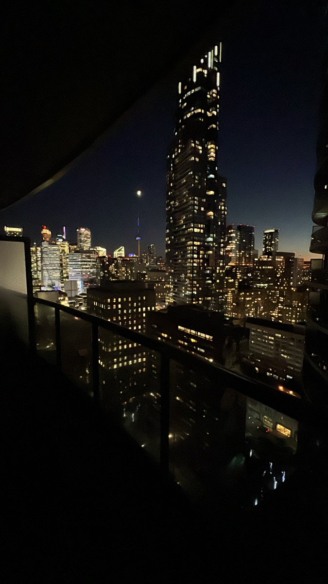 oimchanoshi's tweet photo. この夜景を見ながら、
毎日ホンモノを合法で吸えるカナ��生活は最高だった🌿 https://t.co/TiFYWakCNm