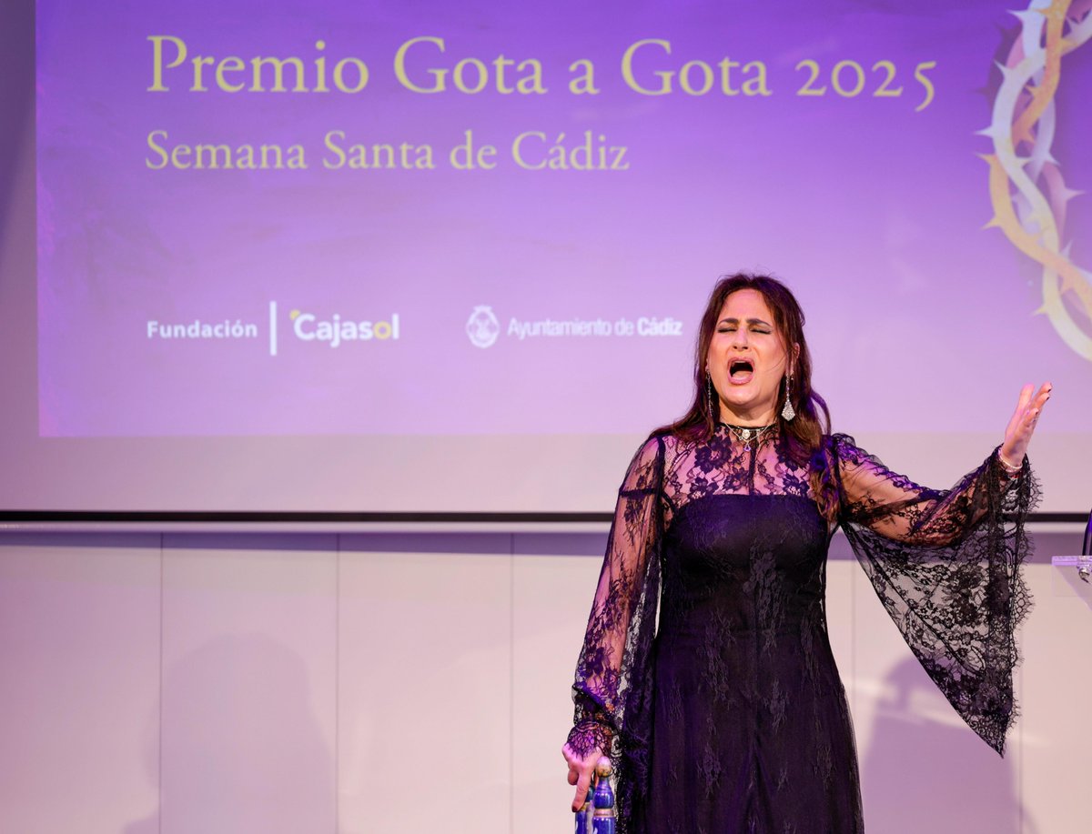 ✨ Gota a Gota de Pasión 2025 en Cádiz ✨

Hoy Cádiz ha rendido homenaje a una figura imprescindible de su Semana Santa: Juan Carlos Romero, vestidor y bordador artesano, galardonado con el Premio Gota a Gota de Pasión que otorga la Fundación Cajasol.

Desde su taller de Bordados