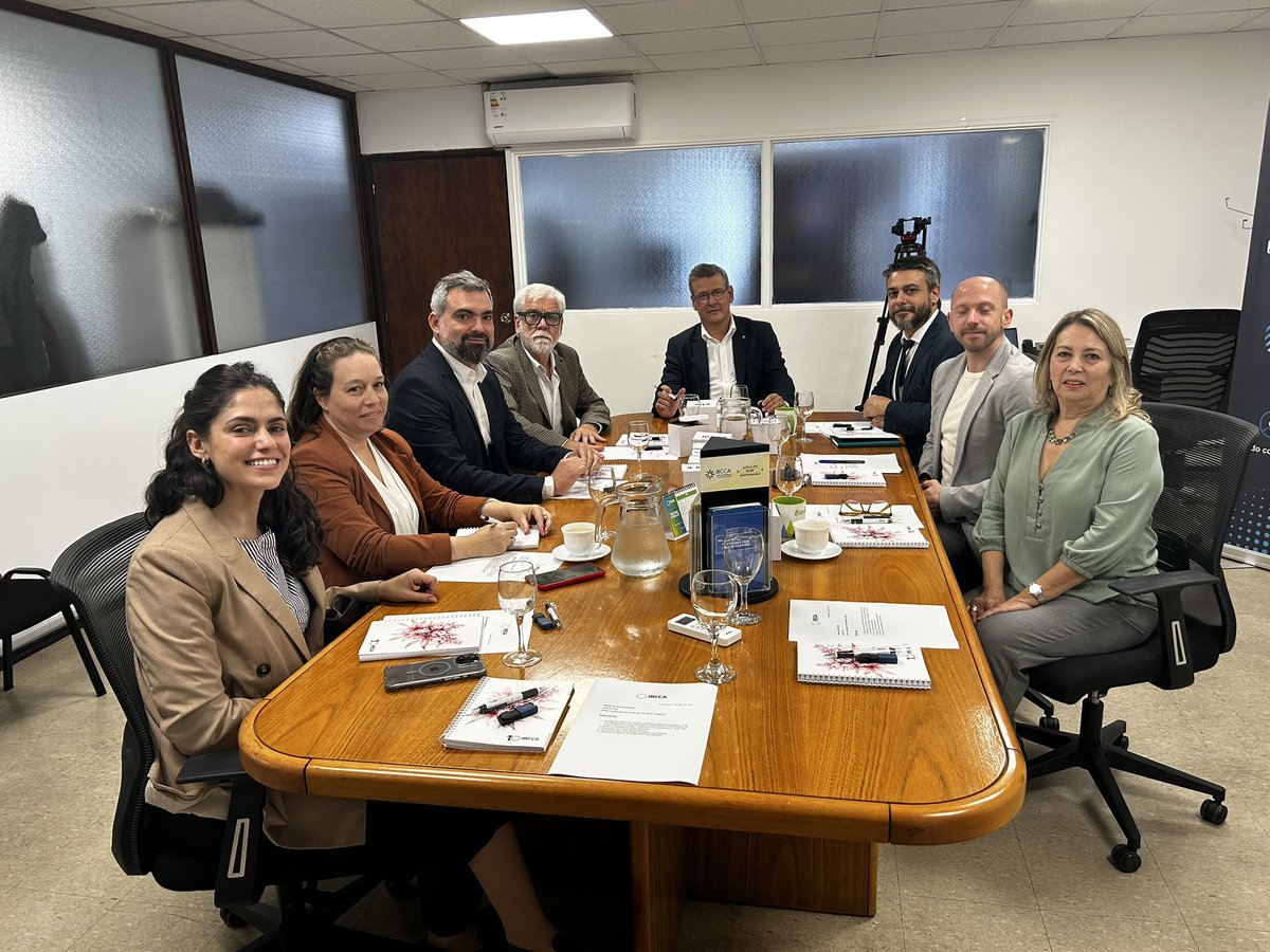 IRCCAuruguay (@irccauruguay) on Twitter photo Asumen las nuevas autoridades del IRCCA.
Con la presencia del pro secretario de la Presidencia <a href="/jdiazalmeida/">Jorge Diaz</a> se constituye la Junta Directiva y se designa a Martín Rodríguez Araújo como Director Ejecutivo.
<a href="/compresidencia/">Presidencia Uruguay</a>
@jnduruguay Asumen las nuevas autoridades del IRCCA.
Con la presencia del pro secretario de la Presidencia <a href="/jdiazalmeida/">Jorge Diaz</a> se constituye la Junta Directiva y se designa a Martín Rodríguez Araújo como Director Ejecutivo.
<a href="/compresidencia/">Presidencia Uruguay</a>
@jnduruguay