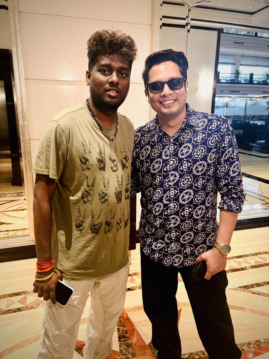 Cinema is a matter of what’s in the frame and what’s out. #Jawan is best example of 2023 . This man #AtleeKumar break the box office . 

It’s a pleasure to meet such an extraordinary person, and I hope to work with this energetic man very soon 😉😉 🧿🧿🧿 #2026 🍀