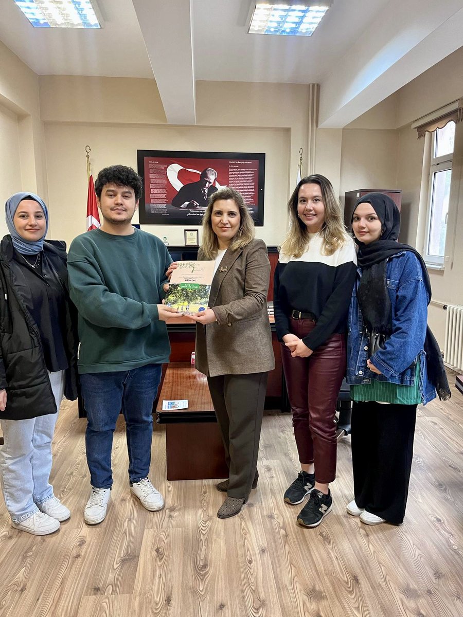 OKONMER olarak hazırladığımız Kök ve Kanat dergimizin ilk sayısı Rektörümüz Prof. Dr. Orhan Uzun’a, Rektör Yardımcımız Prof. Dr. Sevim Çelik’e, Eğitim Fakültesi Dekanımız Prof. Dr. Fatma Ünal’a, Sağlık Hizmetleri Meslek Yüksekokulu Müdürümüz Doç. Dr. Elif Karahan’a takdim edildi.