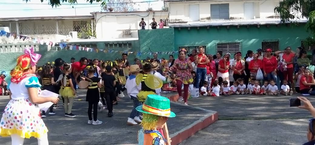 rlicea_mojena's tweet photo. Con una fiesta de alegría y colores, los niños, las educadoras, y el pueblo pinero, celebran el 64 aniversario de la creación de los Círculos Infantiles, una maravillosa idea de nuestro Comandante en Jefe #FidelCastro y la inolvidable #VilmaEspín #IslaDeLaJuventud #SentirPinero https://t.co/vo3J6spJbp