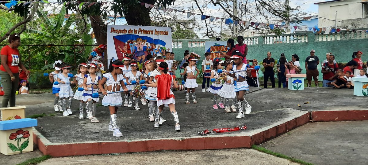 rlicea_mojena's tweet photo. Con una fiesta de alegría y colores, los niños, las educadoras, y el pueblo pinero, celebran el 64 aniversario de la creación de los Círculos Infantiles, una maravillosa idea de nuestro Comandante en Jefe #FidelCastro y la inolvidable #VilmaEspín #IslaDeLaJuventud #SentirPinero https://t.co/vo3J6spJbp
