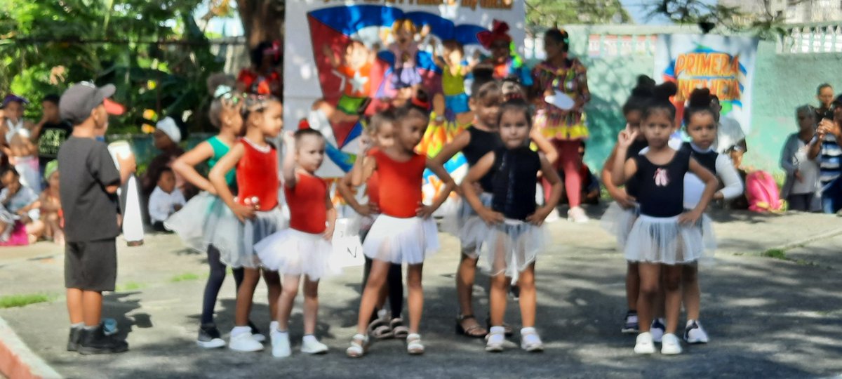 rlicea_mojena's tweet photo. Con una fiesta de alegría y colores, los niños, las educadoras, y el pueblo pinero, celebran el 64 aniversario de la creación de los Círculos Infantiles, una maravillosa idea de nuestro Comandante en Jefe #FidelCastro y la inolvidable #VilmaEspín #IslaDeLaJuventud #SentirPinero https://t.co/vo3J6spJbp