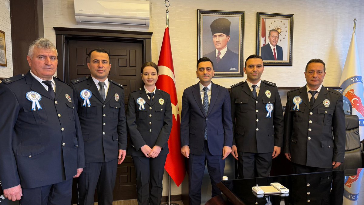 KavakKaymakaml's tweet photo. 🇹🇷 İlçe Emniyet Müdür v. Mustafa BALCI ve beraberindeki Emniyet personeli, Türk Polis Teşkilatı'nın kuruluşunun 180. yıldönümü ve 10 Nisan Polis Günü vesilesiyle Kaymakamımız Sn. Taha GENÇ’i ziyaret etti.

Aziz milletimizin huzuru ve refahı için 180 yıldır büyük bir özveriyle görev yapan Emniyet mensuplarımızın 10 Nisan Polis Günü ve Polis Haftası’nı kutlar, çalışmalarında kolaylık ve başarılar dileriz.

@TCSamsunValilik