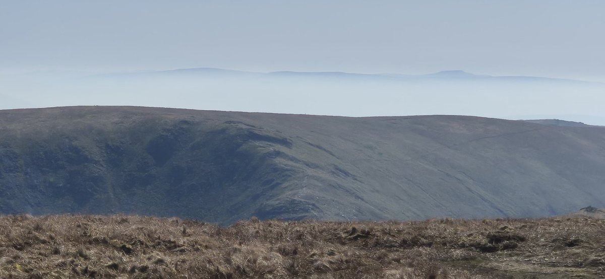 LakesWeather's tweet image. #Ingleborough rising above the haze seen from #HighStreet on yet another glorious day on the #lakedistrict fells
(Inverted high pressure conditions holding the pollutants down in the valleys)
#summitsafely Zac