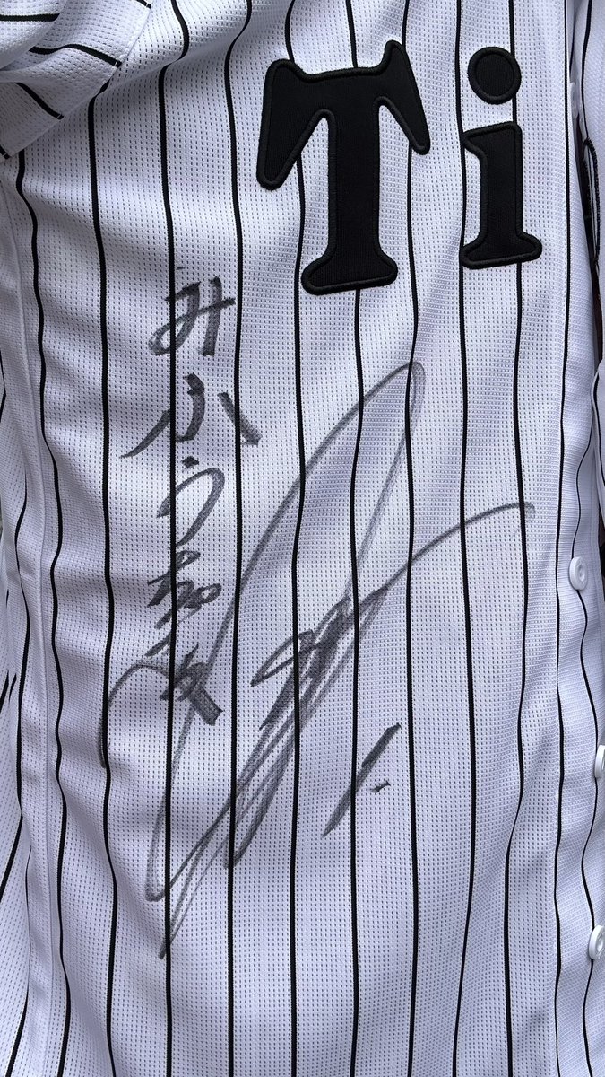 mifuu_0410's tweet photo. 写真3枚目の企画に当選して森下選手にお会いすることができました😭しかも誕生日当日!森下選手におめでとう言ってもらえたよー😭
本当に夢のような時間で幸せすぎました🥹9人のTRACOのみなさんと仲良くなれて嬉しかったぁ🫶🏼
#森下翔太 選手 #阪神タイガース #月刊タイガース #TRACO #甲子園 https://t.co/pNamyAo51a