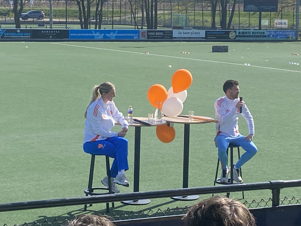 Sanne Koolen en Thierry Brinkman op MHCWeesp. Een spervuur van vragen aan deze Olympische Kampioenen!  En daarna de clinic!#mhcweesp #weespernieuws #knhb