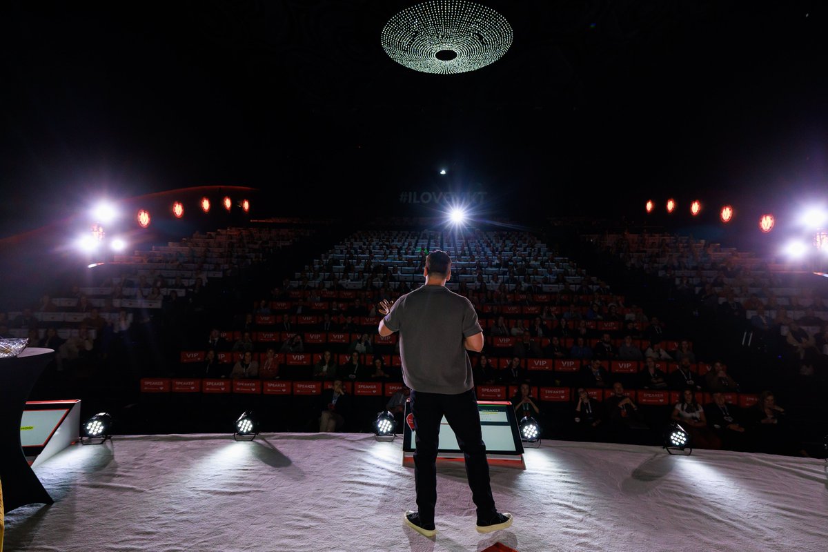 sprawny's tweet photo. Za nami kolejna inspirująca prelekcja podczas konferencji I ❤️ Social Media! @WojtekKardys  poruszył temat tego, czy da się przewidzieć sukces w kontekście viralowych treści oraz algorytmów. 🧐

Kto jest z nami na konferencji? Dajcie znać! 😎

#ILOVEMKT #sprawnymarketing https://t.co/q5FMeuovoF