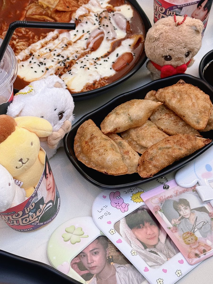 dj (hak), put it back on 🎙️🎶

glad i was able to wind down from a hectic work week with the best people + some good food 🥹🤍

<a href="/309MOOD/">RADIO ROMANCE</a> 
#9903FM #주학년