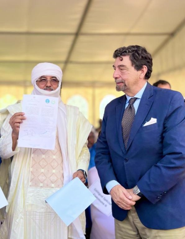 AICSDakar's tweet photo. #Bamako - Le Directeur de l'AICS à Dakar et @AgRedouwane ont procédé ce matin à la distribution de kits alimentaires en faveur des populations vulnérables de #Bamako, #Koutiala et #Douentza à la présence de l'Ambassadeur d'Italie à Bamako @aics_it
🇲🇱🇮🇹
#madewithitaly https://t.co/kcMT7Mc7wb
