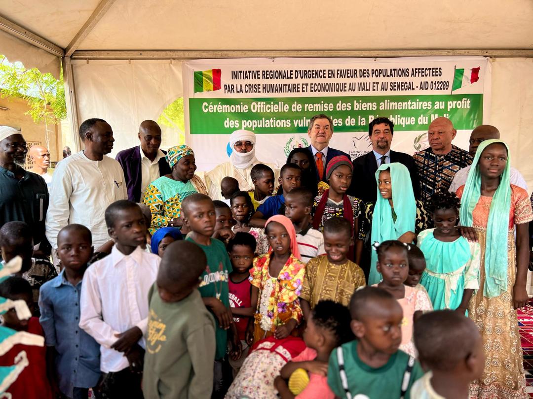 AICSDakar's tweet photo. #Bamako - Le Directeur de l'AICS à Dakar et @AgRedouwane ont procédé ce matin à la distribution de kits alimentaires en faveur des populations vulnérables de #Bamako, #Koutiala et #Douentza à la présence de l'Ambassadeur d'Italie à Bamako @aics_it
🇲🇱🇮🇹
#madewithitaly https://t.co/kcMT7Mc7wb