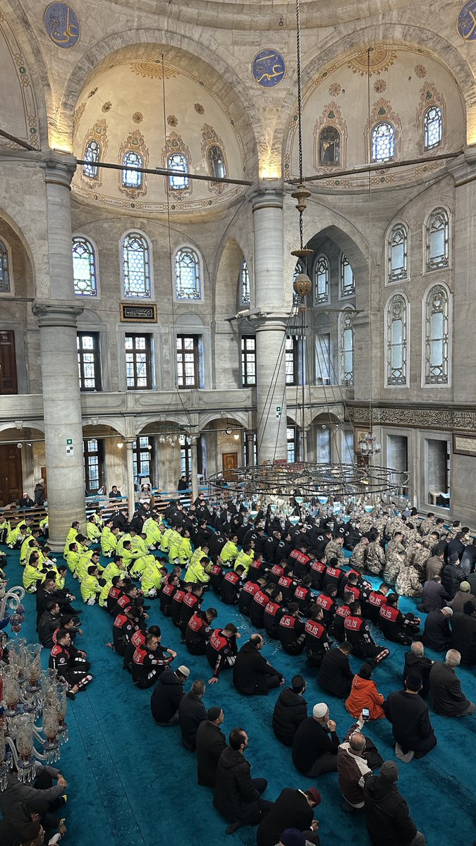 camiistan's tweet photo. Türk Polis Teşkilatımızın 180. kuruluş yıl dönümü vesilesiyle İstanbul’da Eyüp Sultan Camii’nde aziz şehitlerimizin ve gazilerimizin ruhu için Kuran-ı Kerim okundu. https://t.co/mPRmfSMOaq