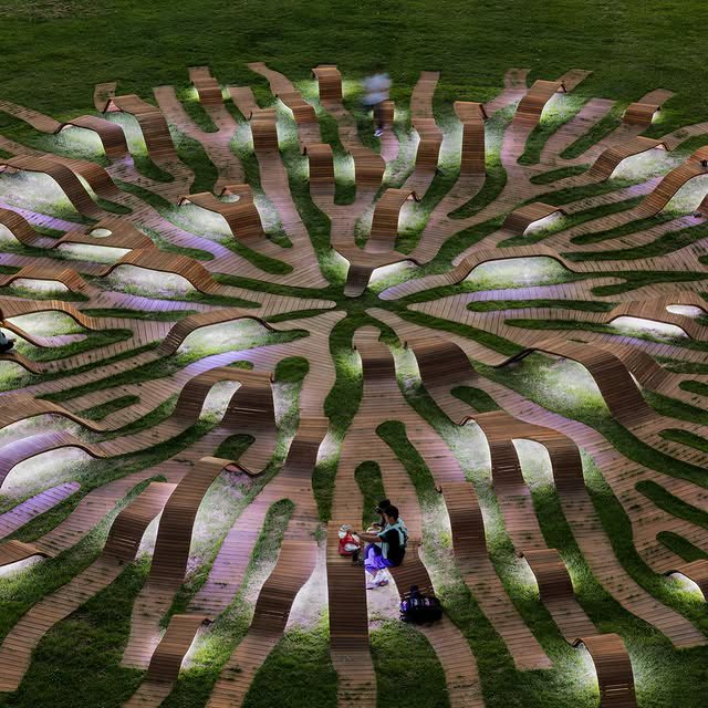 parametricarch's tweet photo. 🧵1/3
Root Bench, designed by Yong Ju Lee and completed in 2018, is a 700 m² public installation located in Yongsan-gu, South Korea. Initially conceived as a winning proposal for the Hangang Art Competition, the project takes the form of a 30-meter-wide circular bench that mimics the branching pattern of tree roots spreading across the landscape. Installed within a grassy park, the structure blurs the line between artificial intervention and natural environment. Its organic form—generated through a reaction-diffusion algorithm—creates a strong visual impact and a sense of spatial fluidity, establishing a unique connection between the built form and its surroundings.