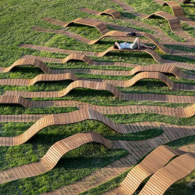 parametricarch's tweet photo. 🧵1/3
Root Bench, designed by Yong Ju Lee and completed in 2018, is a 700 m² public installation located in Yongsan-gu, South Korea. Initially conceived as a winning proposal for the Hangang Art Competition, the project takes the form of a 30-meter-wide circular bench that mimics the branching pattern of tree roots spreading across the landscape. Installed within a grassy park, the structure blurs the line between artificial intervention and natural environment. Its organic form—generated through a reaction-diffusion algorithm—creates a strong visual impact and a sense of spatial fluidity, establishing a unique connection between the built form and its surroundings.