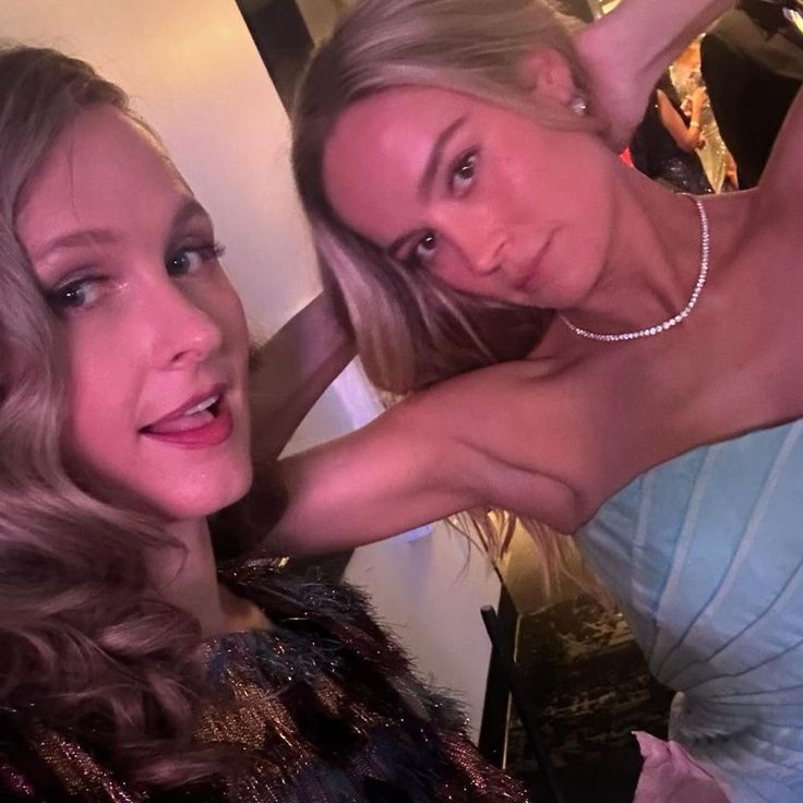 acousticvers's tweet photo. brie in these photos exude the same level of hot i would do anything for her https://t.co/yeCS9q66O7