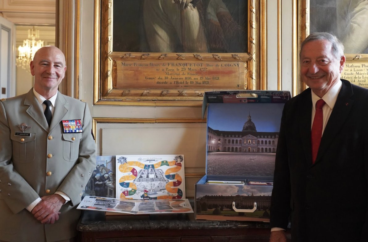 Société des membres de la Légion d'honneur (SMLH) (@smlhnational) on Twitter photo 🤝 La SMLH renouvelle son soutien au <a href="/MuseeArmee/">Musée de l'Armée</a> avec une 2e mallette pédagogique !
🎓 26 activités, +700 cartes & jeux pour découvrir l’histoire autrement
📚 Une action forte pour l’accès à la culture et l’éducation !
#SMLH #Culture #Histoire #Éducation 🤝 La SMLH renouvelle son soutien au <a href="/MuseeArmee/">Musée de l'Armée</a> avec une 2e mallette pédagogique !
🎓 26 activités, +700 cartes & jeux pour découvrir l’histoire autrement
📚 Une action forte pour l’accès à la culture et l’éducation !
#SMLH #Culture #Histoire #Éducation