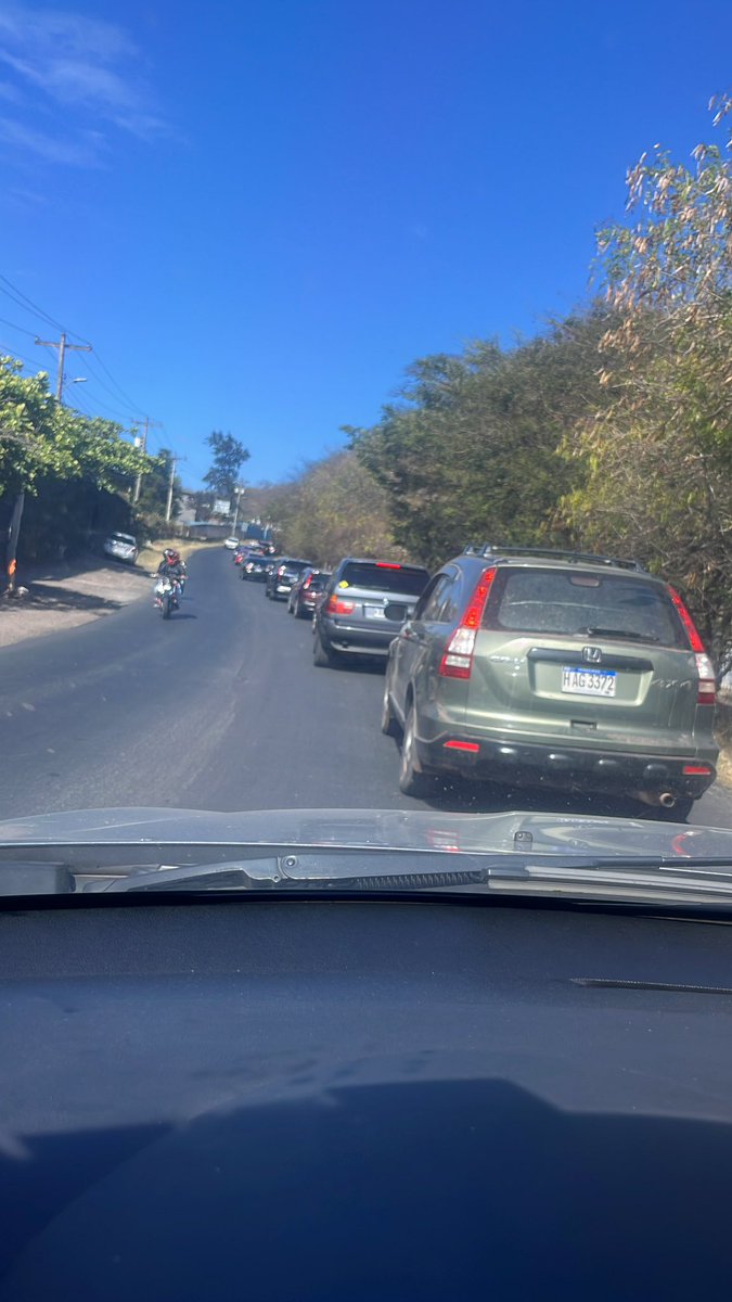 <a href="/carcamo_fatima/">Fátima Flores</a> <a href="/fervarelahn/">Fer Varela</a> <a href="/ca_acosta/">Carlos Andrés Acosta</a> <a href="/luislarahn/">Luis Lara</a> Dejé a mi hijo en la escuela a las 6:45 am llevo casi 2 horas y no logro salir de esta calle 😭q caos este tráfico!