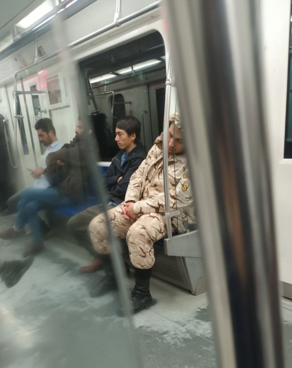 به این عکس نگاه کنید
جوان ایرانی باید بره سربازی وخیلی از فرصتهای شغلی،تحصیلی و...از دست بده اماجوان افغانی که حتی یک روز برای کشورش نجنگیده و فرارکرده درسایه امنیتی که همین سرباز برای ایران بوجودآورده کار و زندگی میکنه و باوقاحت میگه ما ایرانو ساختیم اگه نبودیم داعش توایران بود