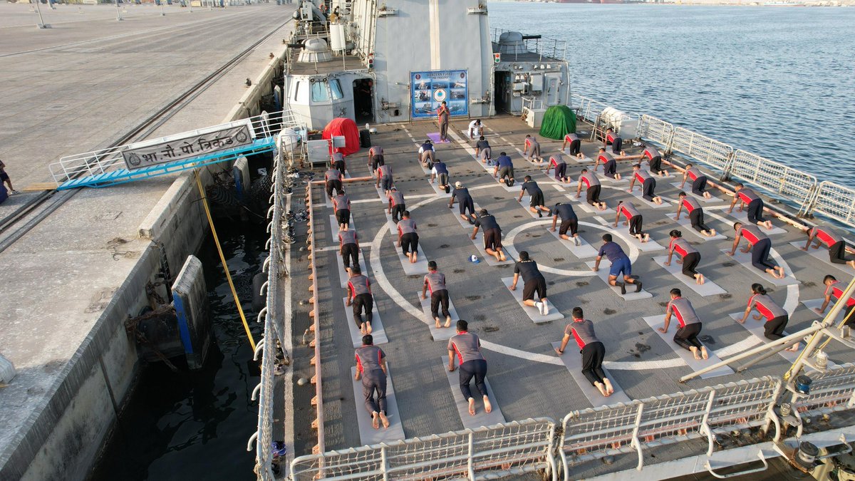 airnewsalerts's tweet photo. Building #BridgesofFriendship through Yoga!

#INSTrikand, on mission in the Western Indian Ocean, made a port call at Duqm for an Operational Turn Around.

A rejuvenating #Yoga session onboard brought together the ship’s crew & Royal Navy of Oman personnel fostering friendship & regional harmony.

#YogaForWellness | @Indemb_Muscat @IN_WNC @MG_MOD_OMAN @moayush